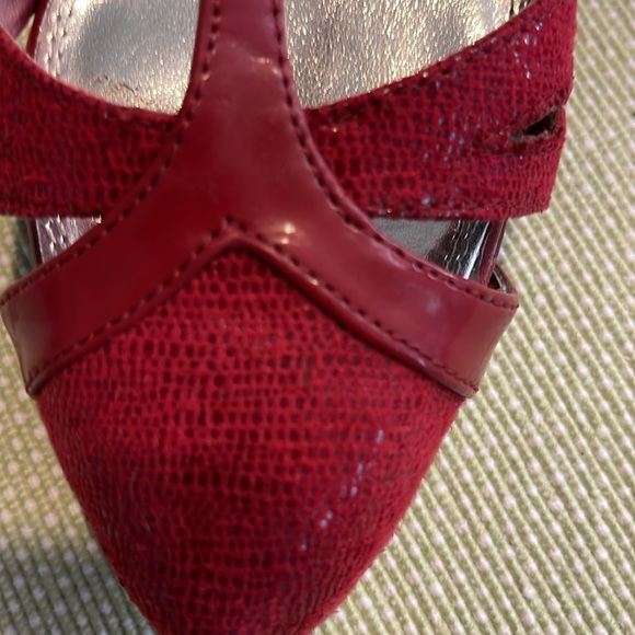 White Black T-strap design Heel height: 3.25". size 7Red - Picture 4 of 4